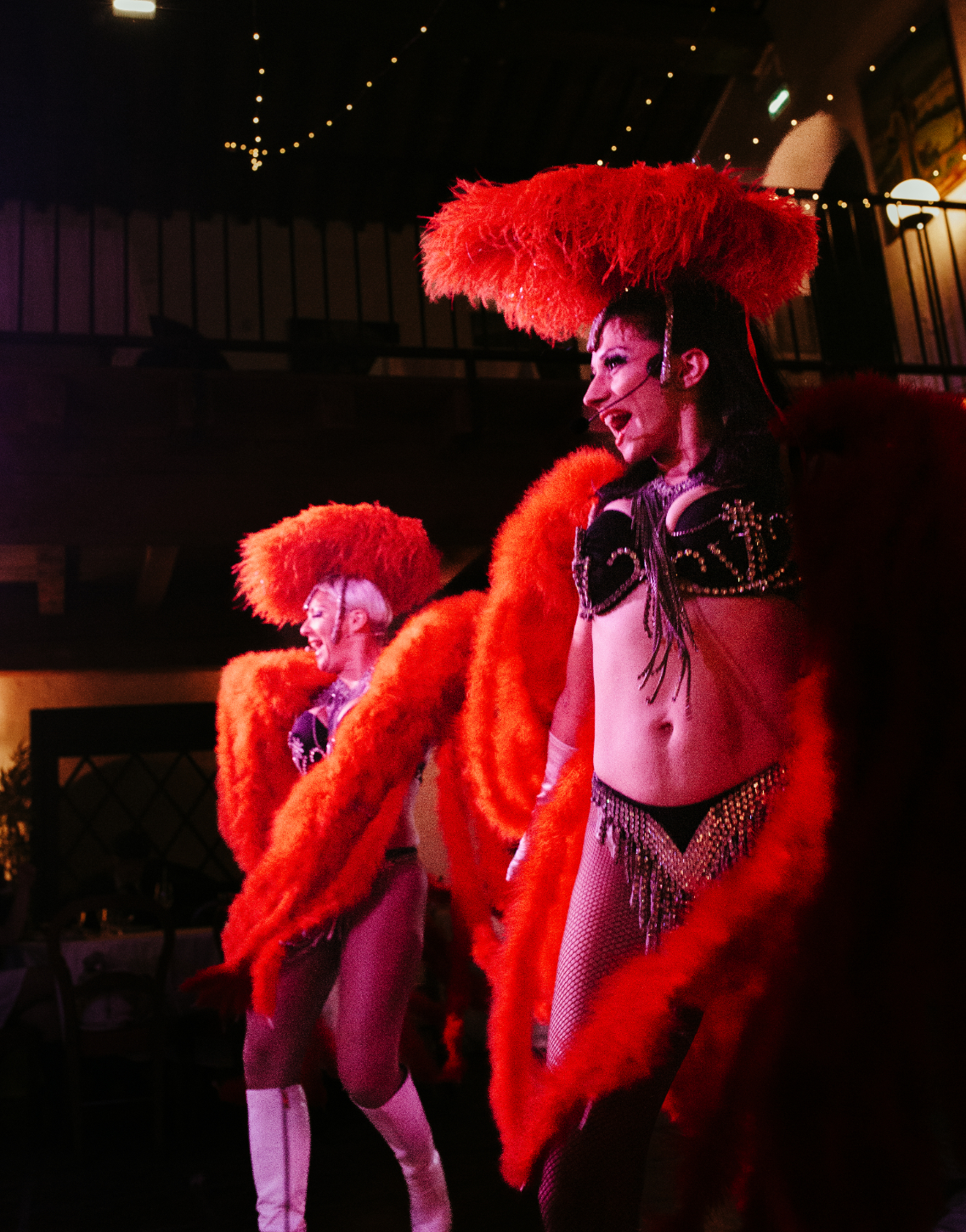 soiree carnaval cabaret a rombeau danseuse de cabaret plumes rouge