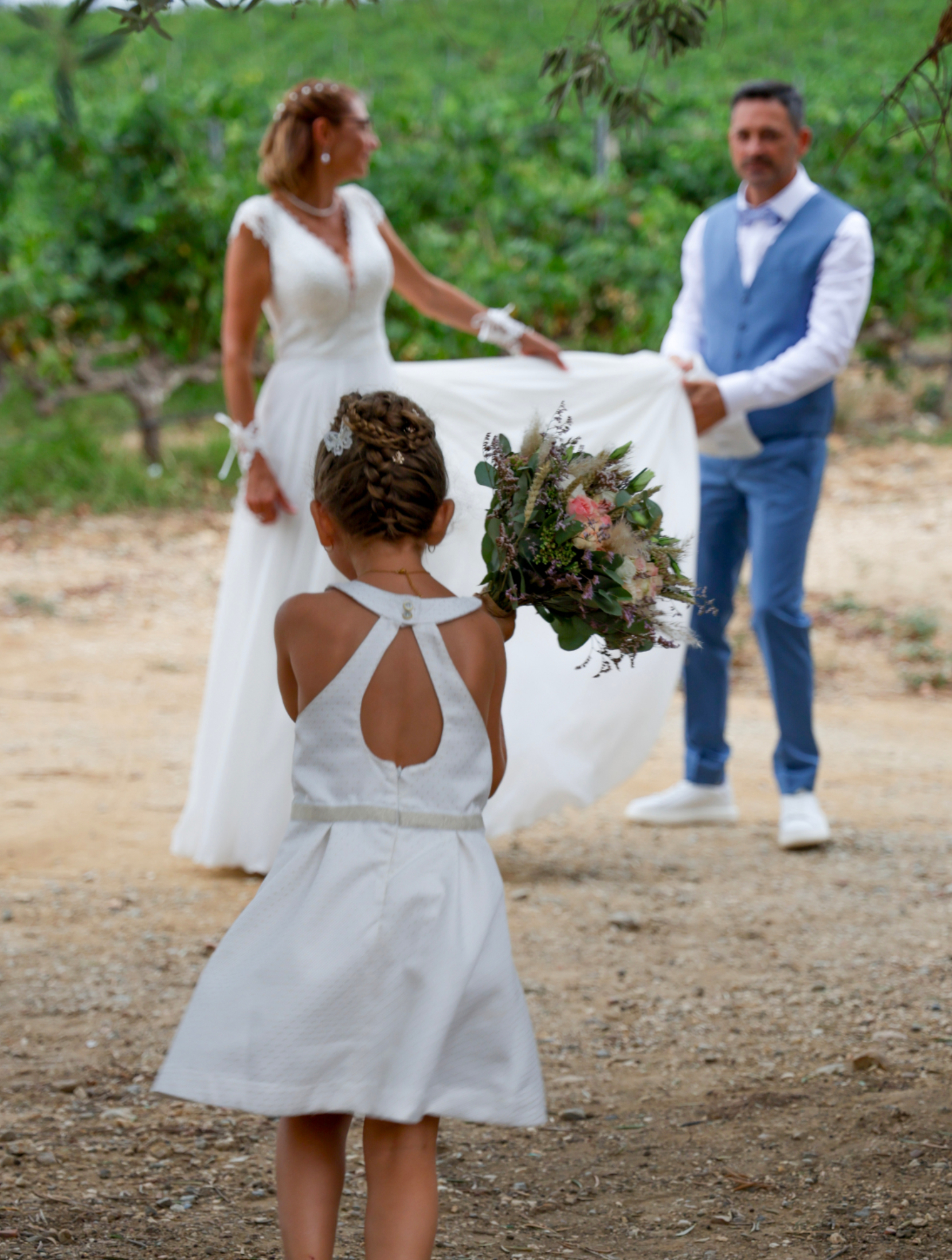 Couple de mariés dans les vignes du Domaine de Rombeau, lieu de cérémonie et de réception en Roussillon