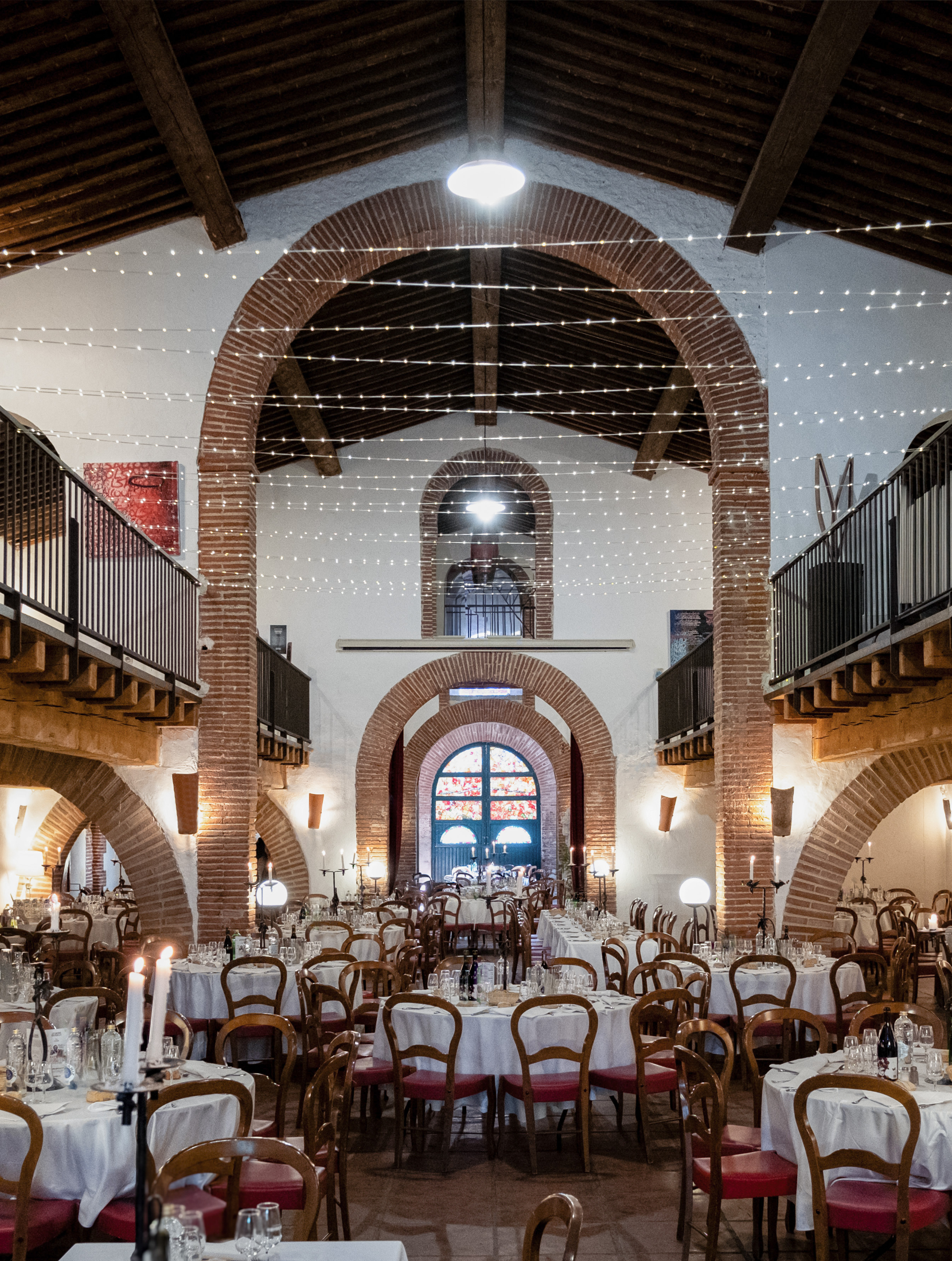 Grande salle voûtée du Domaine de Rombeau préparée pour une réception dans un cadre viticole authentique